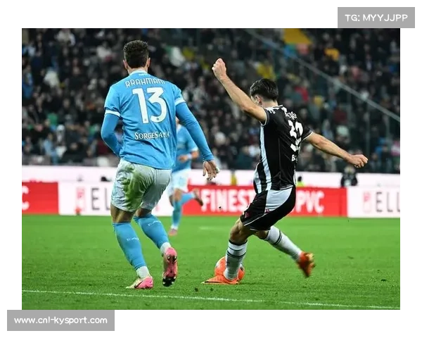 乌迪内斯主帅鲁尼亚伊奇与罗马主帅加斯佩里尼赛前交流